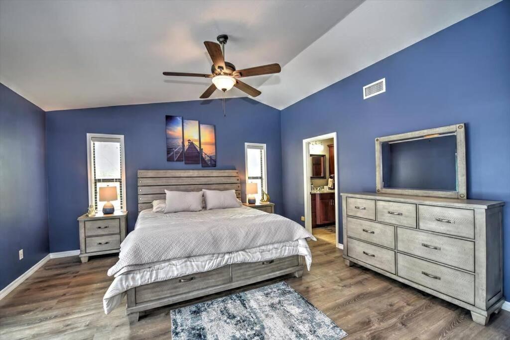 Paradise 4 Bd 12sleeps, W/heated Pool Cape Coral